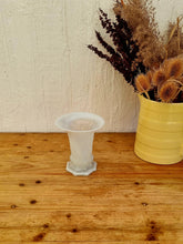 Charger l&#39;image dans la galerie, Vase en opaline blanc vintage les kitscheries brocante en ligne
