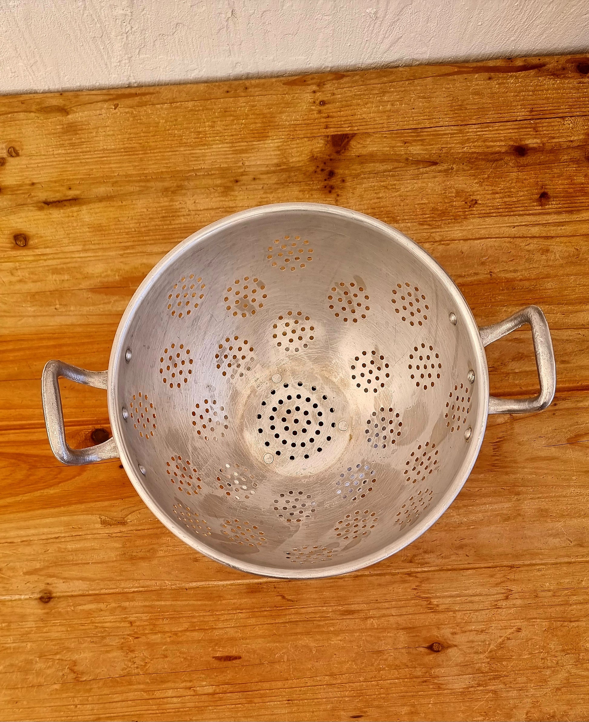 Ancienne passoire en aluminium les kitscheries brocante en ligne