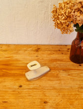 Charger l&#39;image dans la galerie, Patère en plastique blanc AMI les kitscheries brocante en ligne vintage
