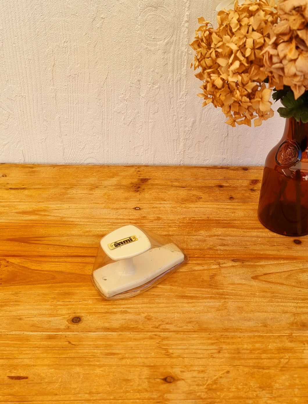 Patère en plastique blanc AMI les kitscheries brocante en ligne vintage