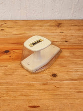 Charger l&#39;image dans la galerie, Patère en plastique blanc AMI les kitscheries brocante en ligne vintage
