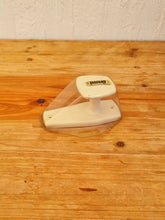 Charger l&#39;image dans la galerie, Patère en plastique blanc AMI les kitscheries brocante en ligne vintage
