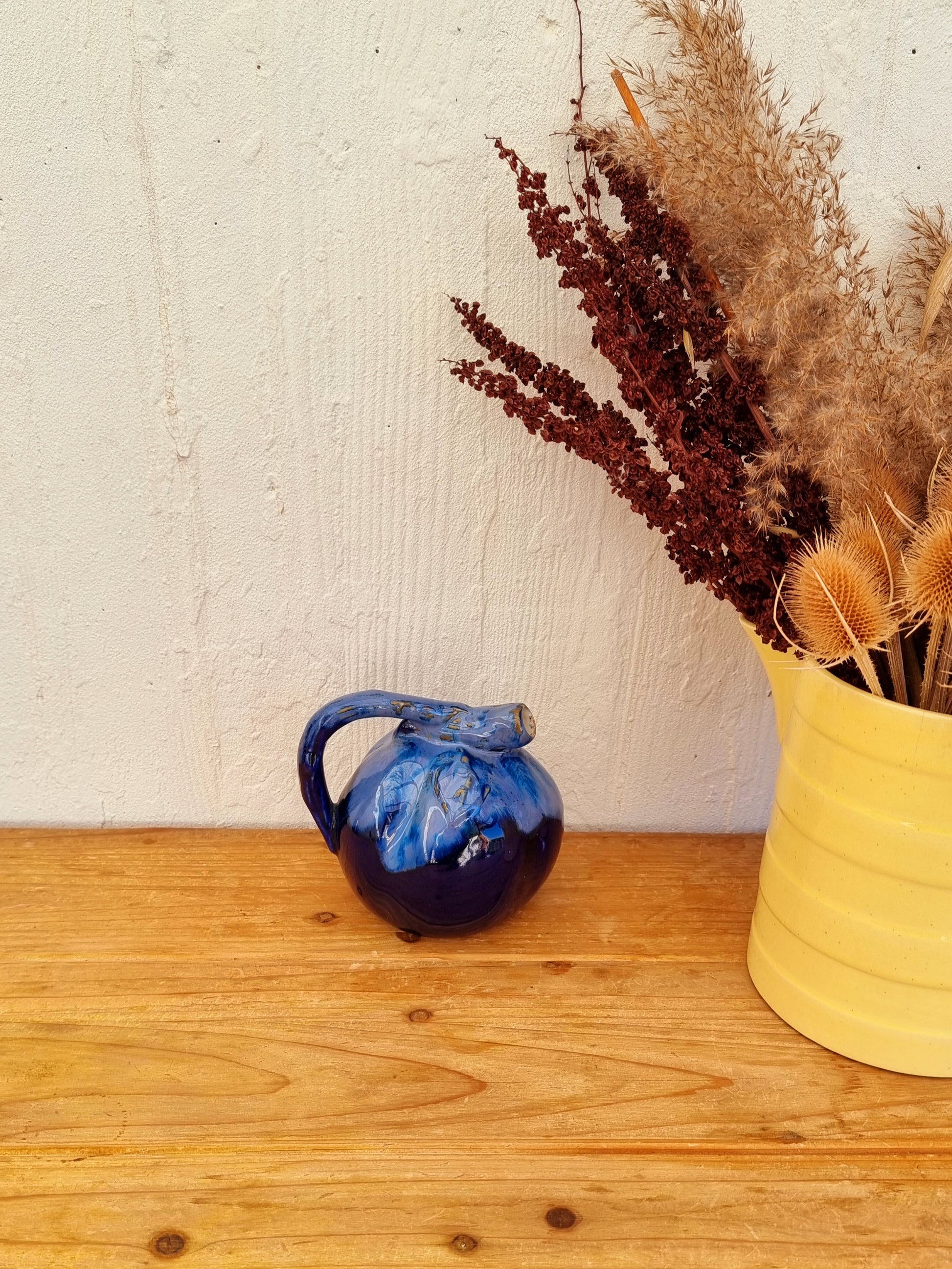 Pichet Melon Alpho vintage céramique bleue signé Alphonse Mouton modèle 330