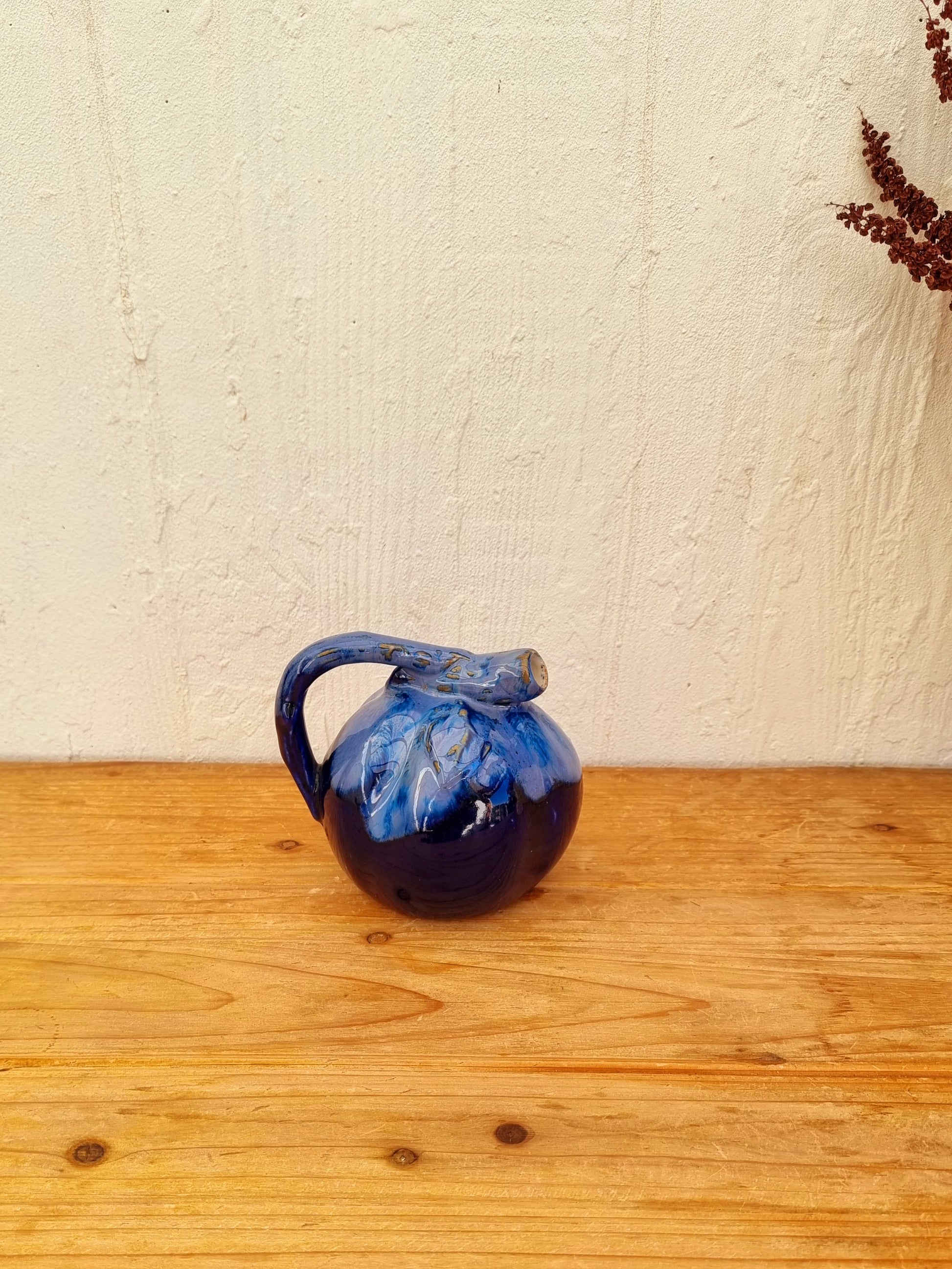 Pichet Melon Alpho vintage céramique bleue signé Alphonse Mouton modèle 330