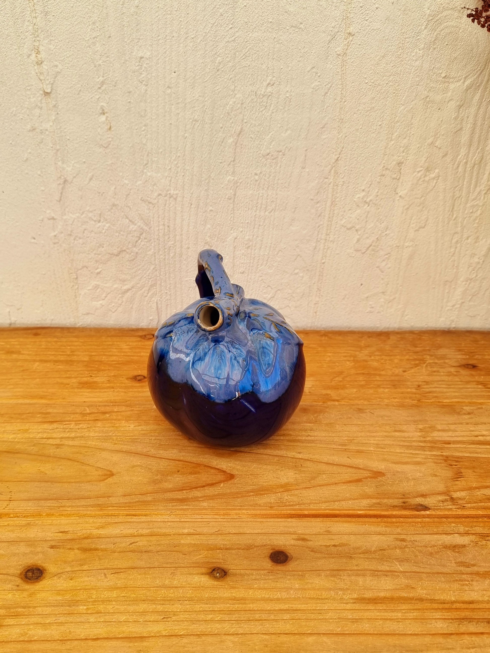 Pichet Melon Alpho vintage céramique bleue signé Alphonse Mouton modèle 330