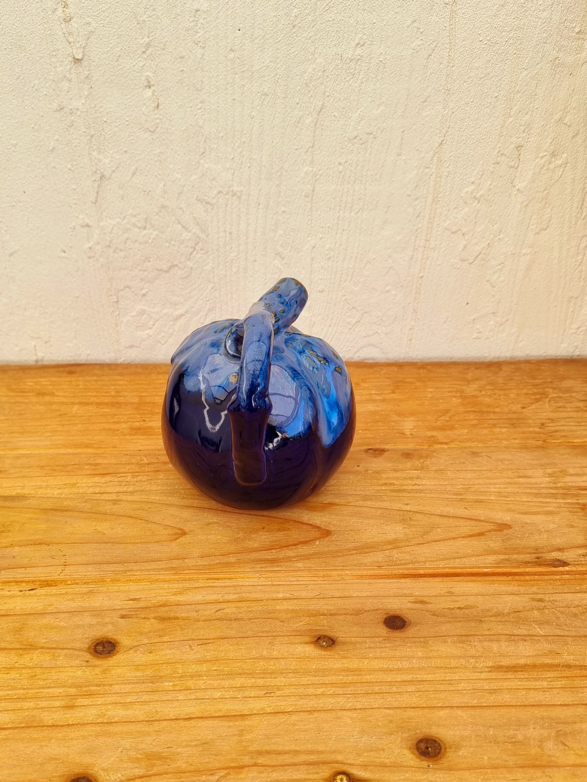 Pichet Melon Alpho vintage céramique bleue signé Alphonse Mouton modèle 330