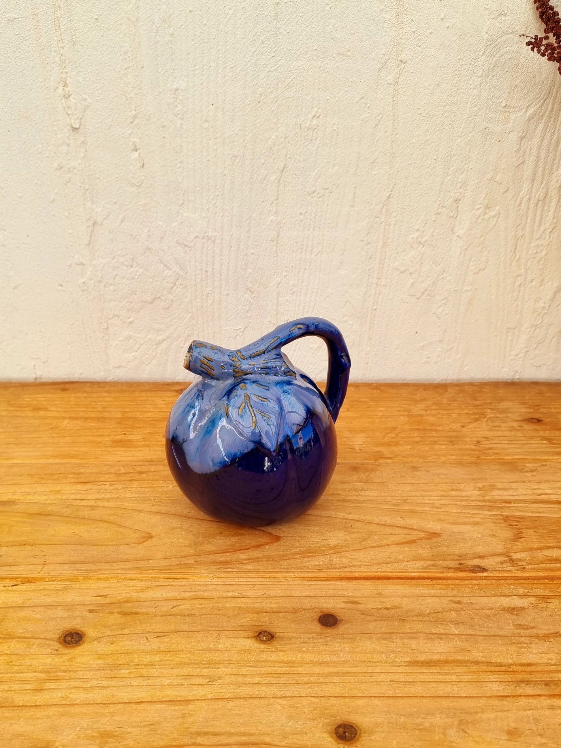 Pichet Melon Alpho vintage céramique bleue signé Alphonse Mouton modèle 330