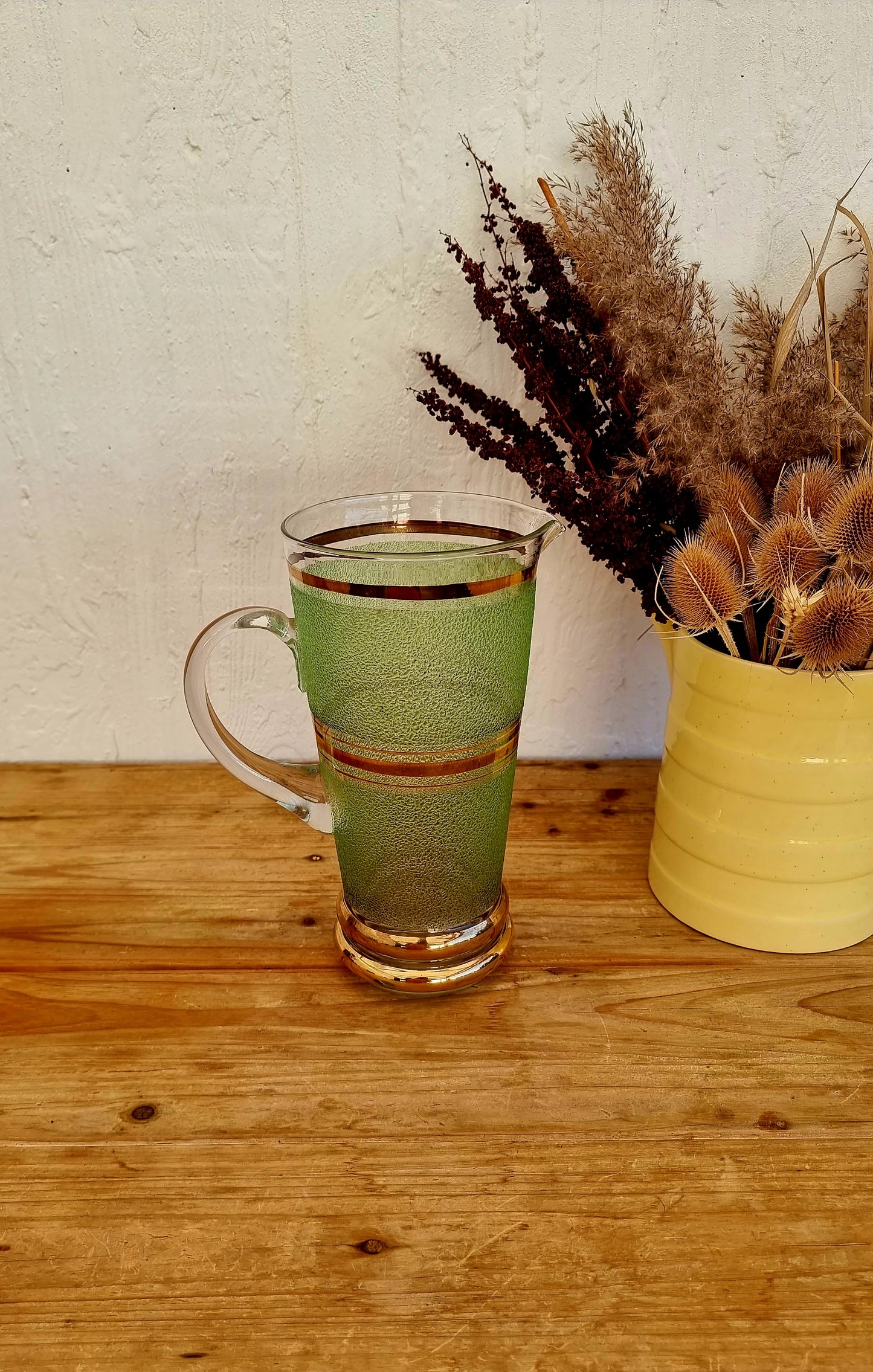 Grand pichet en verre granité or et vert vintage les kitscheries