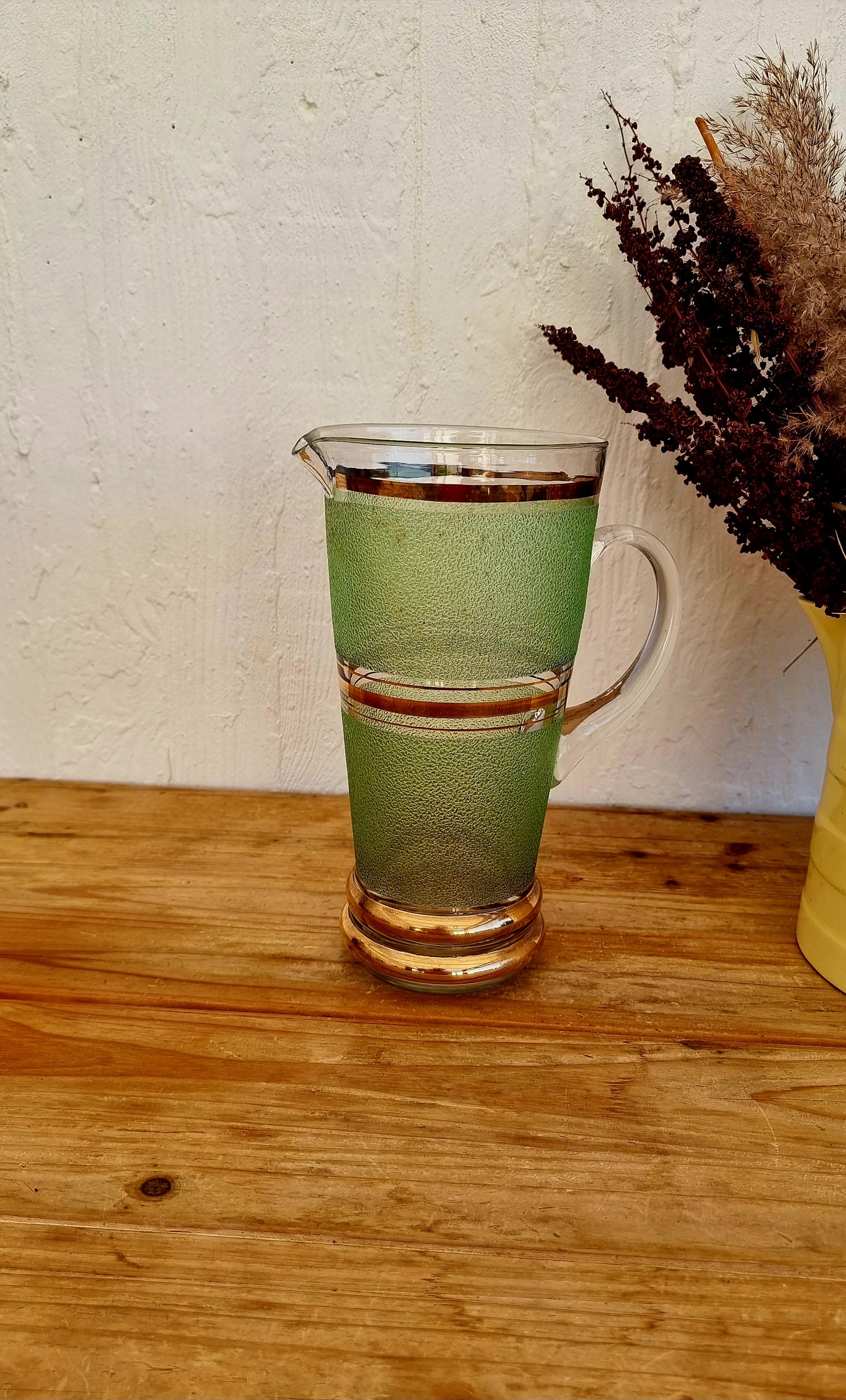 Grand pichet en verre granité or et vert vintage les kitscheries