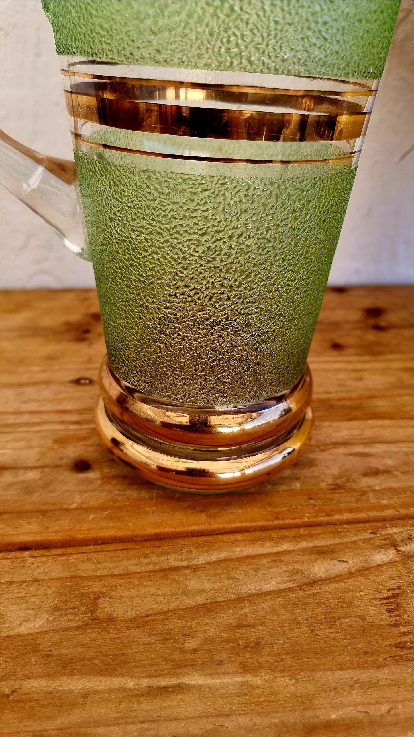 Grand pichet en verre granité or et vert vintage les kitscheries