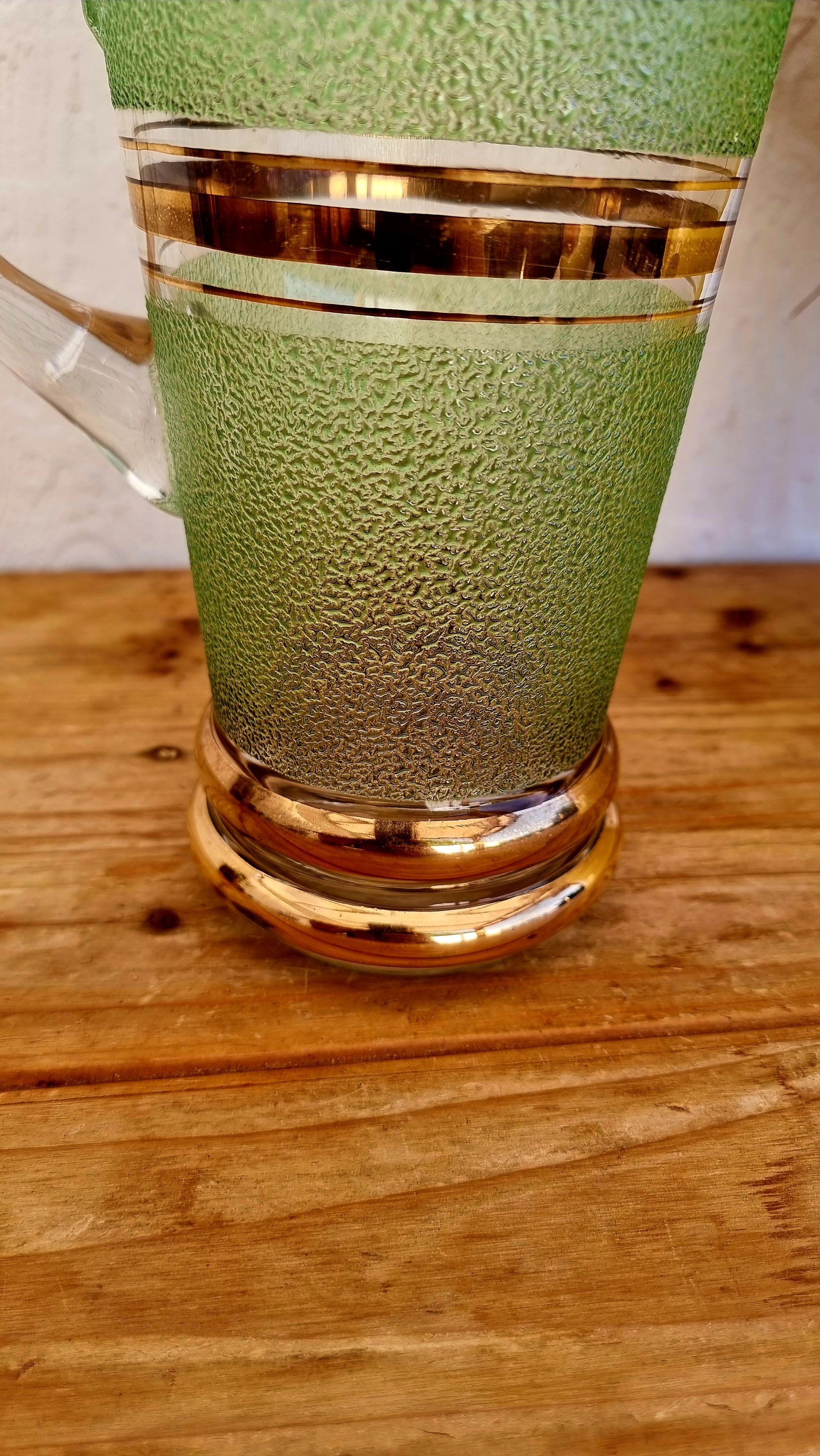 Grand pichet en verre granité or et vert vintage les kitscheries