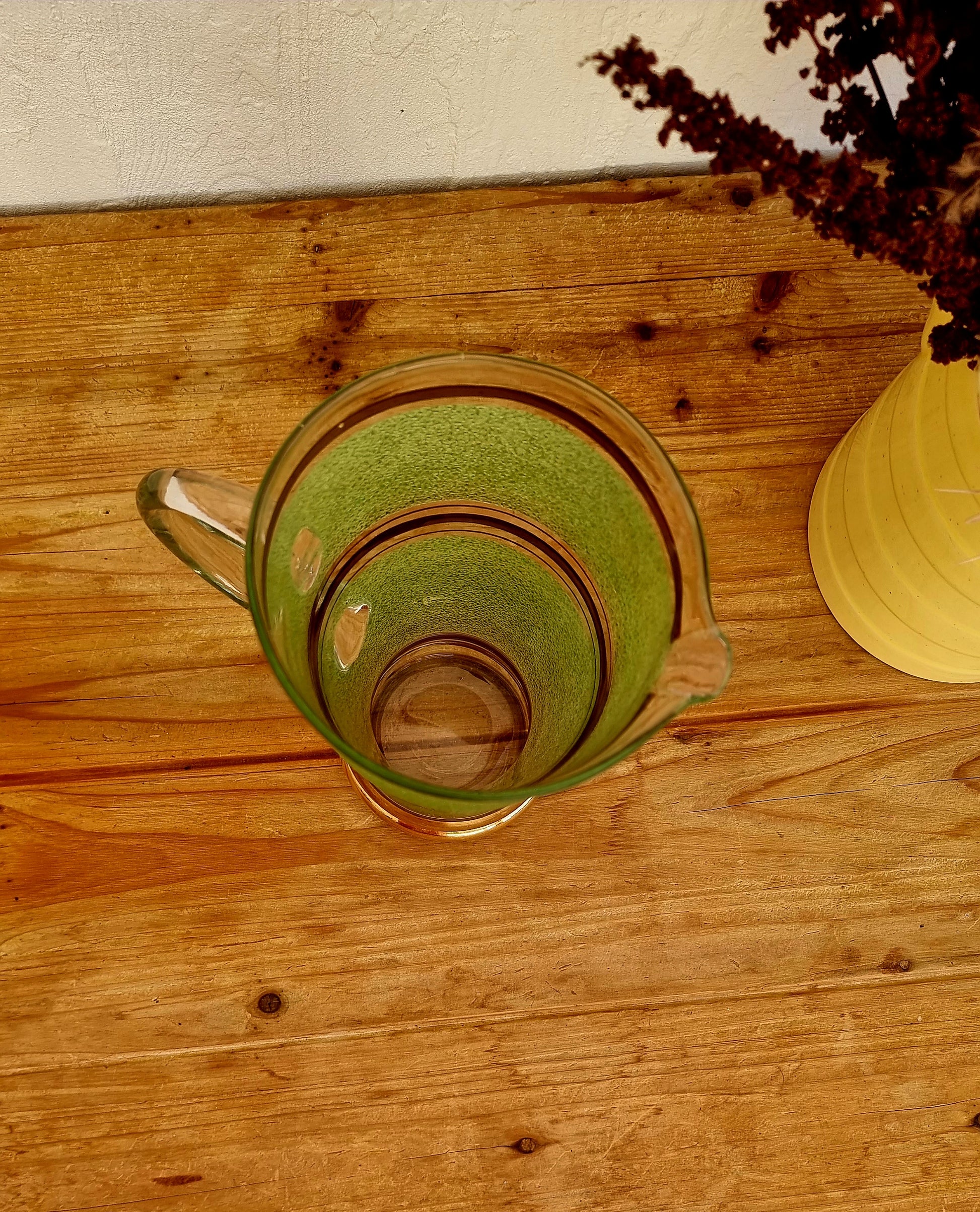 Grand pichet en verre granité or et vert vintage les kitscheries