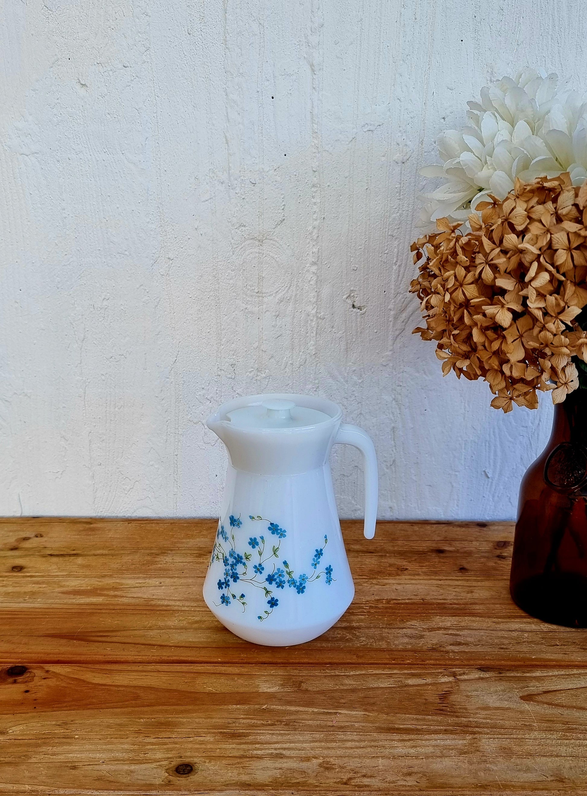 Pichet Arcopal Myosotis décor fleurs bleues opaline blanche années 70