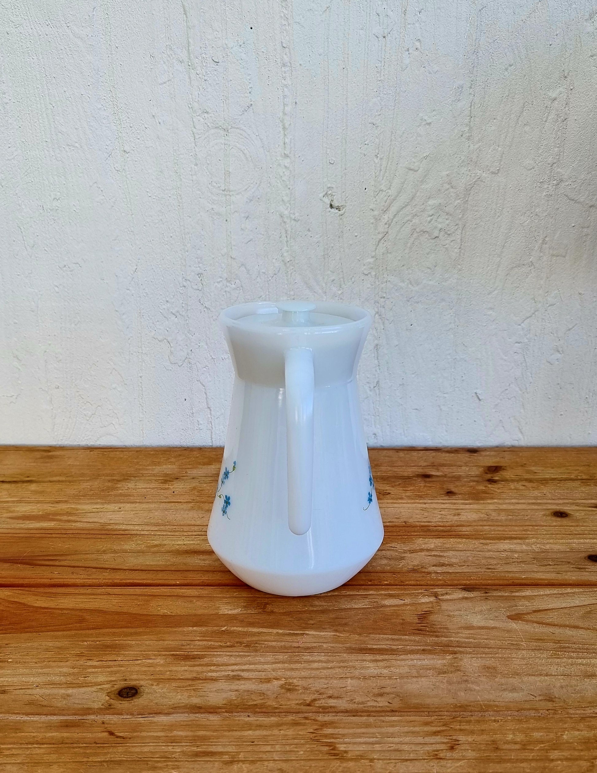 Pichet Arcopal Myosotis décor fleurs bleues opaline blanche années 70