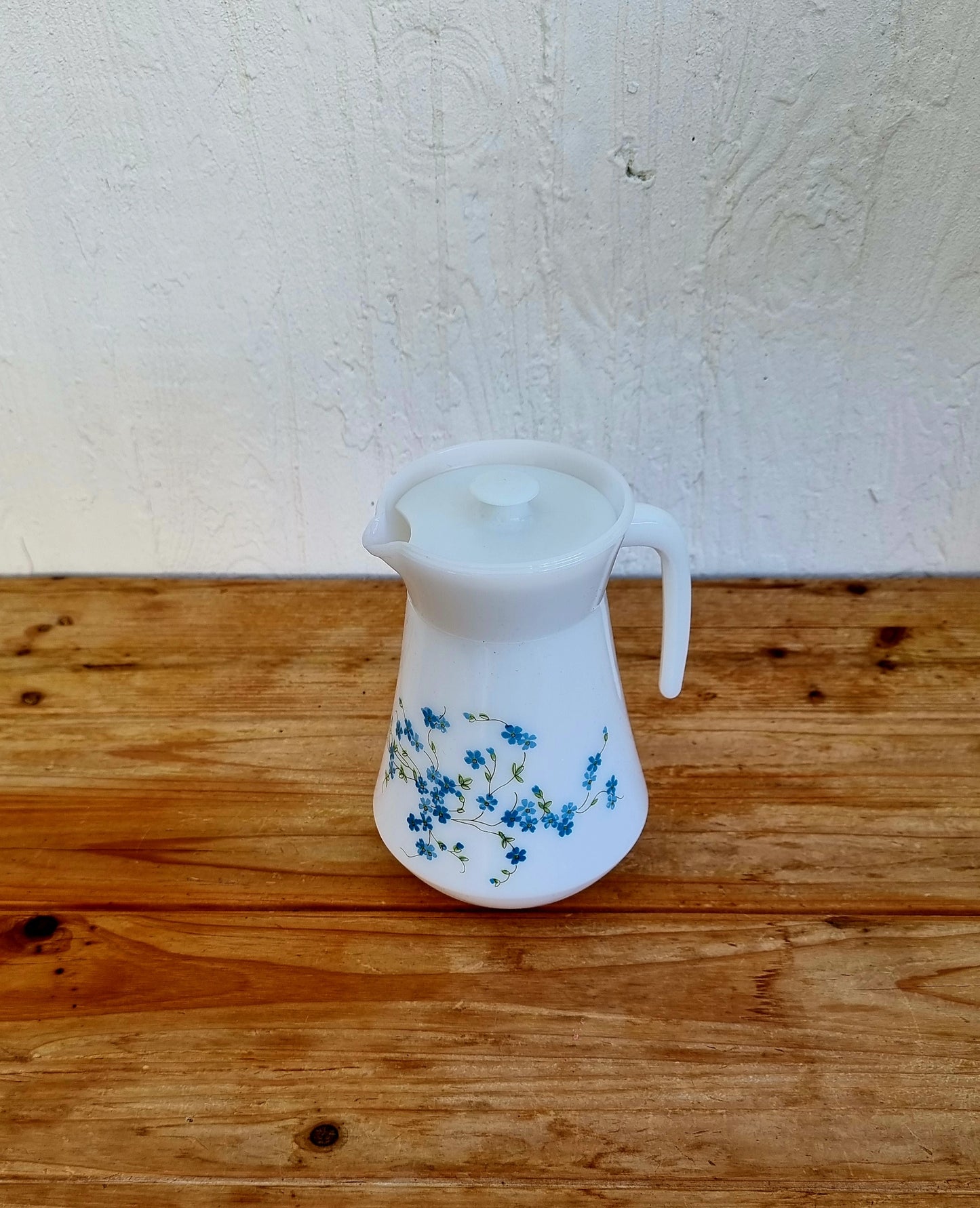 Pichet Arcopal Myosotis décor fleurs bleues opaline blanche années 70