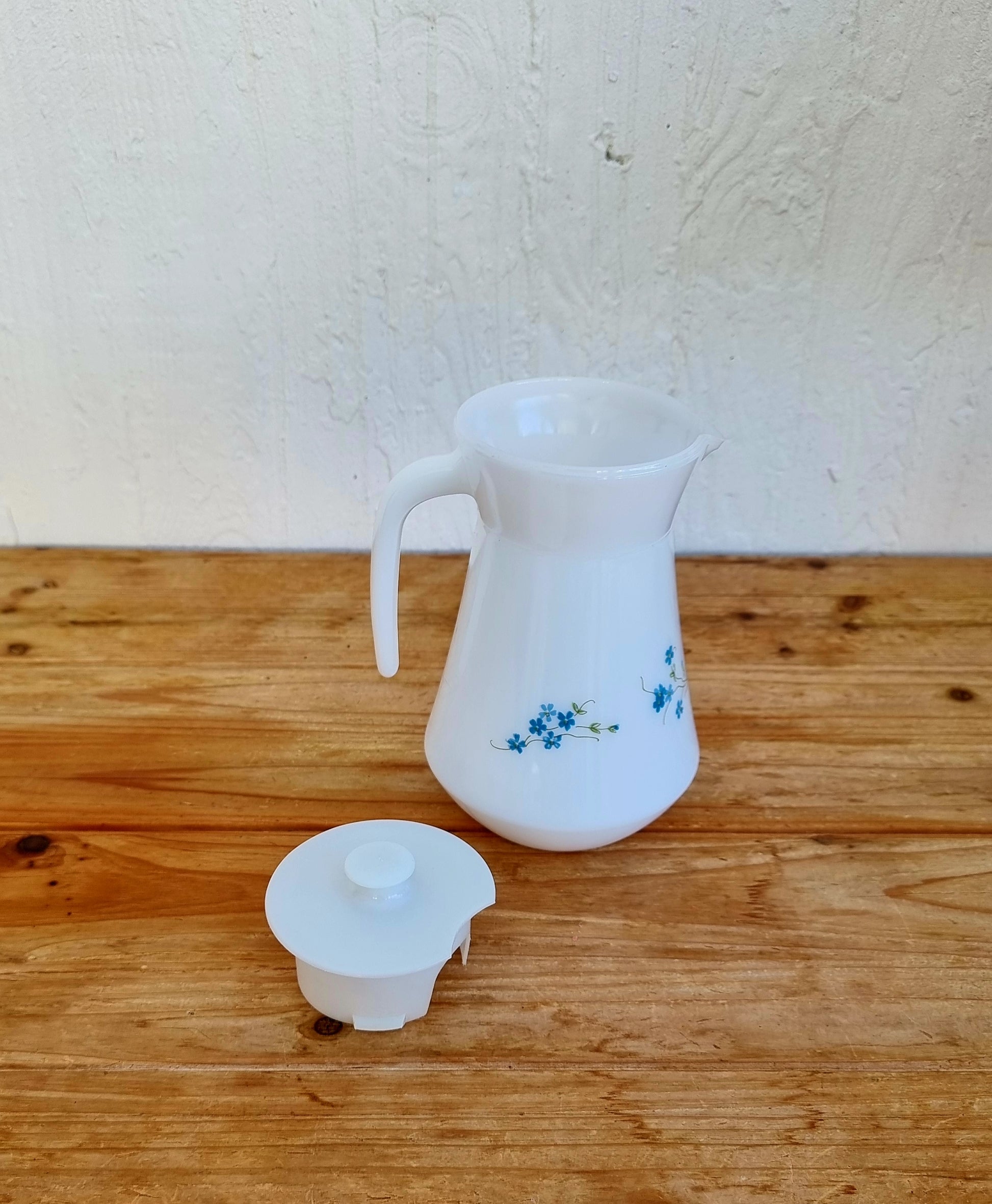 Pichet Arcopal Myosotis décor fleurs bleues opaline blanche années 70