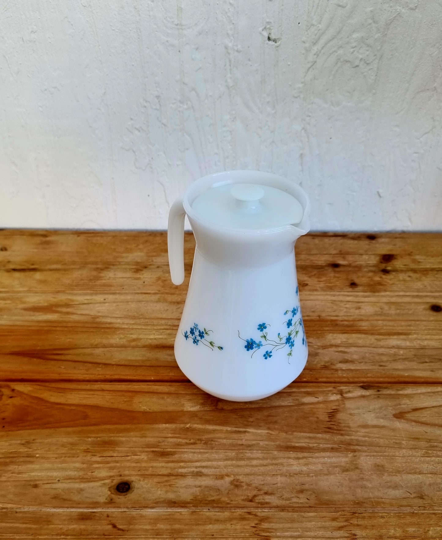 Pichet Arcopal Myosotis décor fleurs bleues opaline blanche années 70