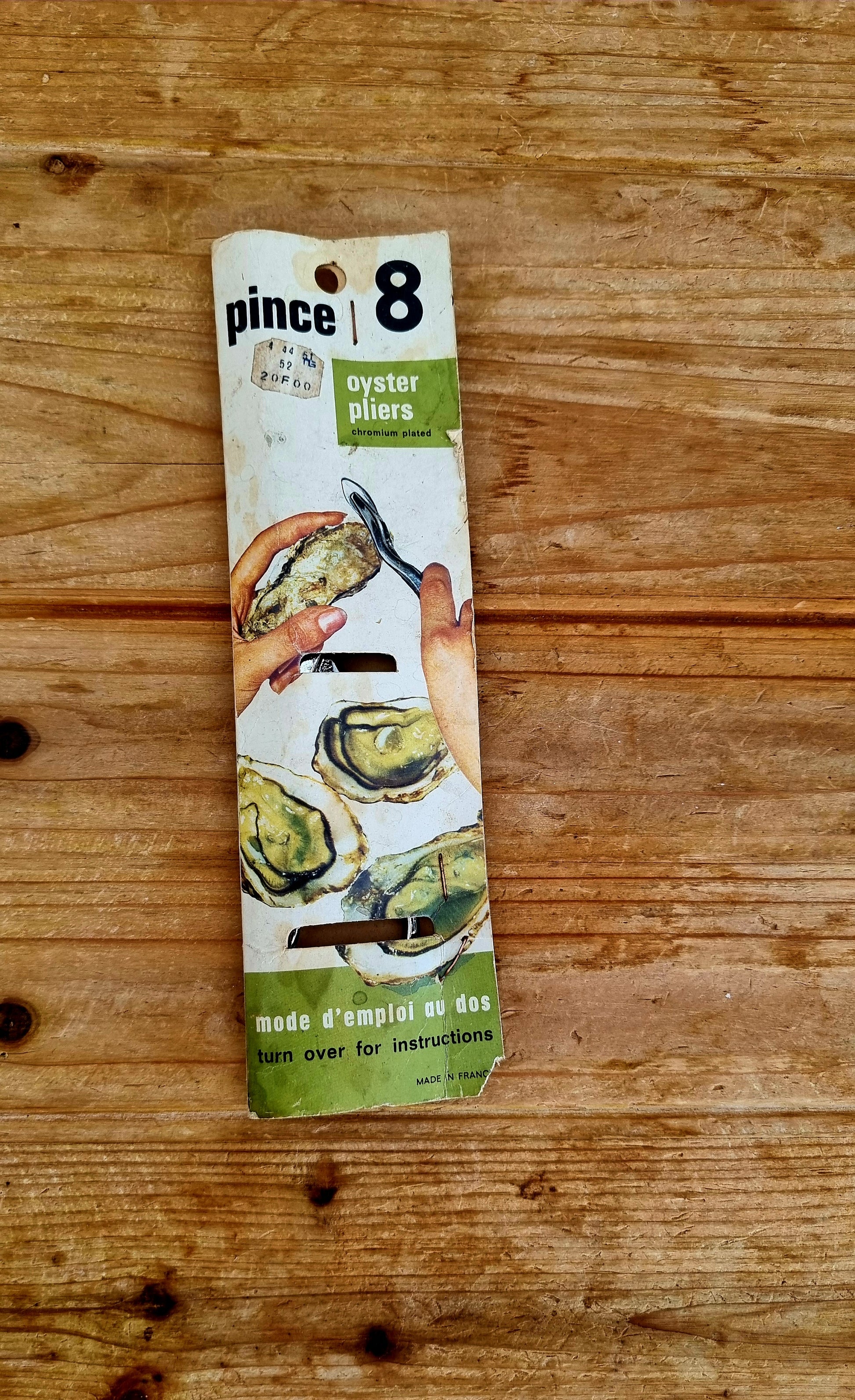 Pince à huîtres ancienne avec emballage d’origine illustré