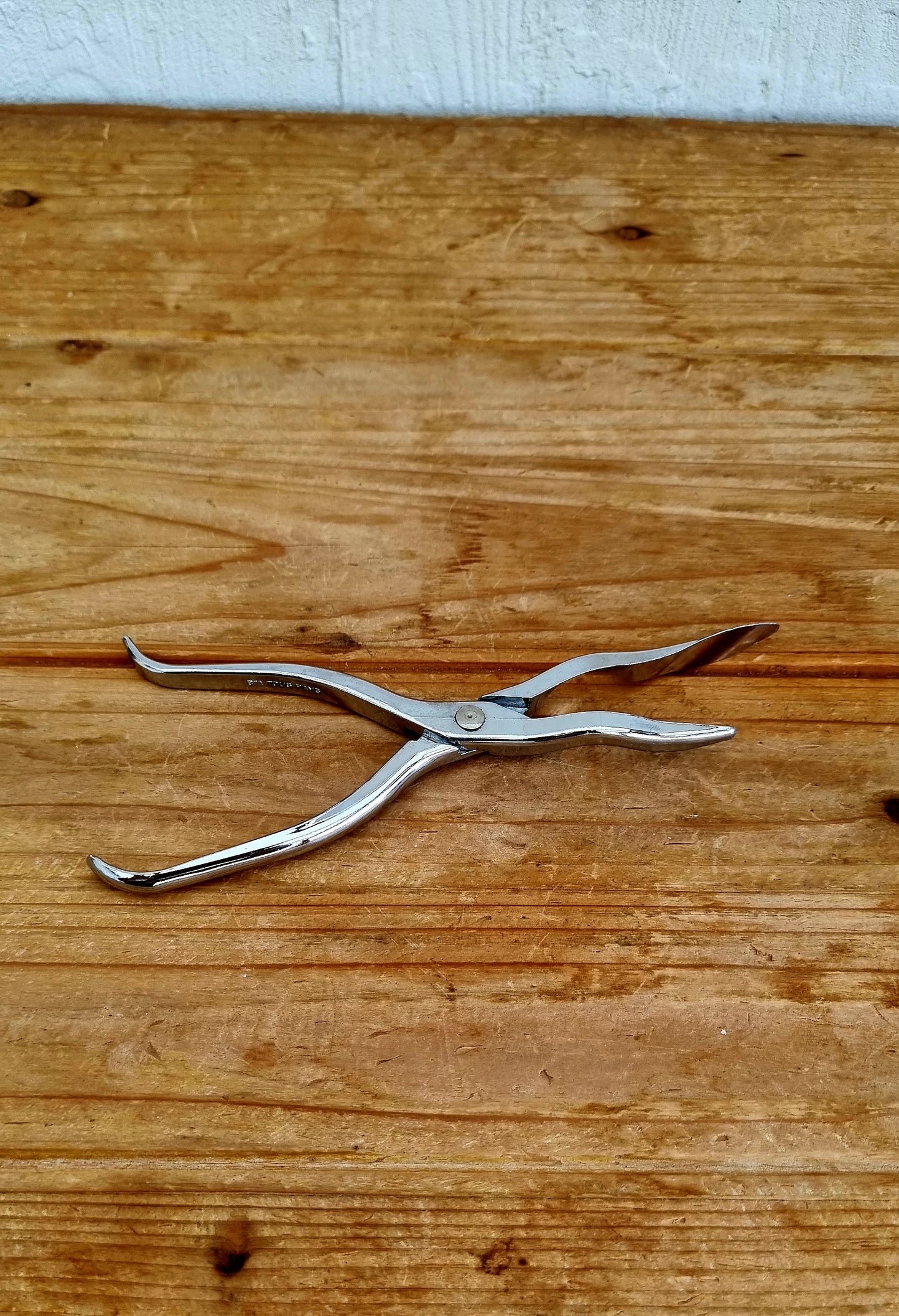 Pince à huîtres ancienne avec emballage d’origine illustré