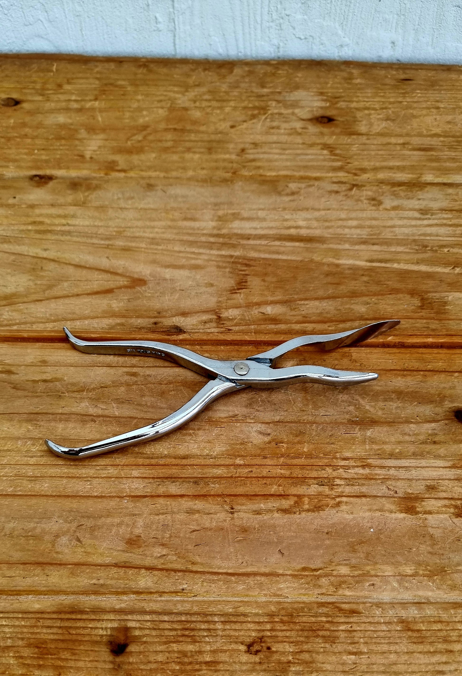 Pince à huîtres ancienne avec emballage d’origine illustré