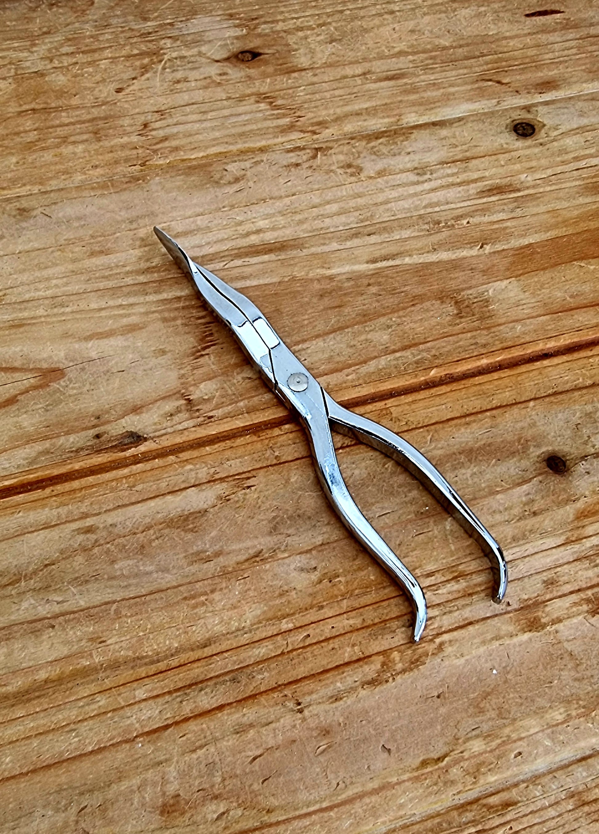 Pince à huîtres ancienne avec emballage d’origine illustré