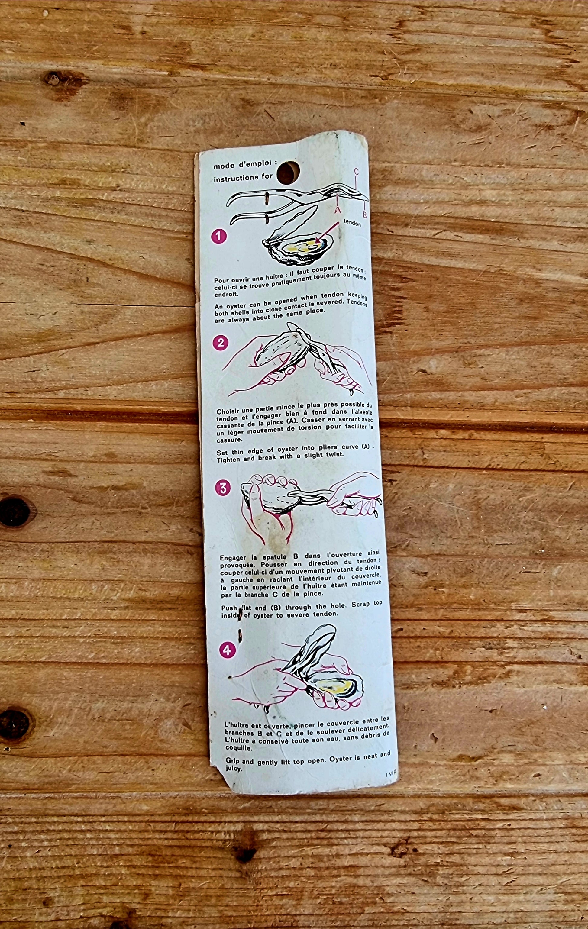 Pince à huîtres ancienne avec emballage d’origine illustré