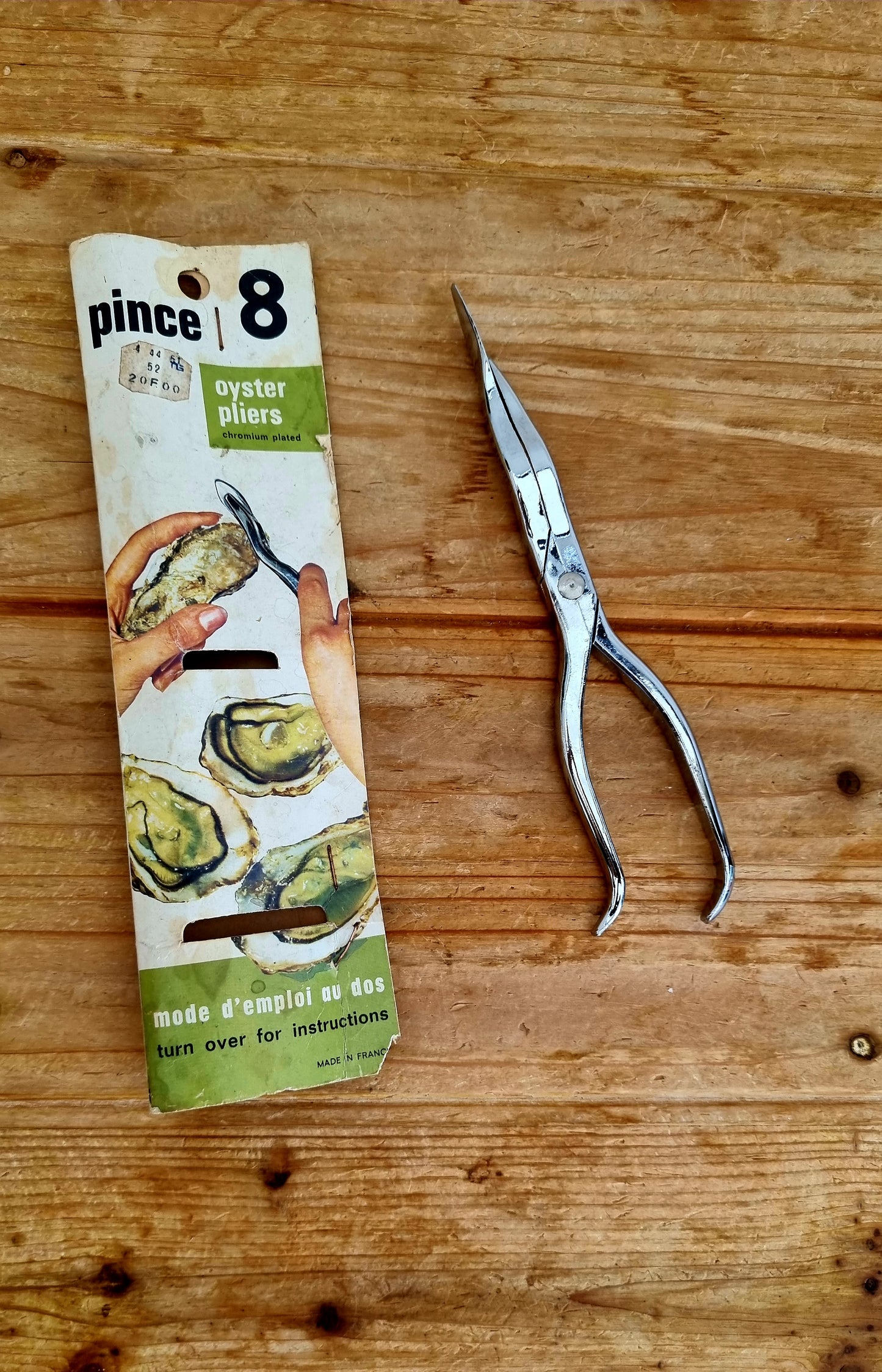 Pince à huîtres ancienne avec emballage d’origine illustré