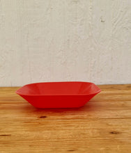 Charger l&#39;image dans la galerie, Vaisselle de pique nique vintage plastique camping années 70 les kitscheries brocante en ligne
