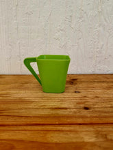 Charger l&#39;image dans la galerie, Vaisselle de pique nique vintage plastique camping années 70 les kitscheries brocante en ligne
