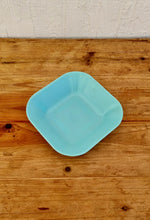 Charger l&#39;image dans la galerie, Vaisselle de pique nique vintage plastique camping années 70 les kitscheries brocante en ligne
