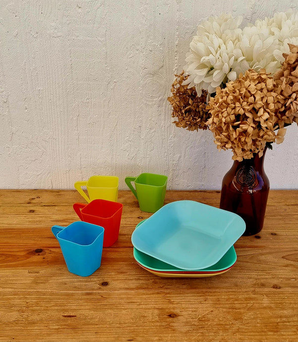 Vaisselle de pique nique vintage plastique camping années 70 les kitscheries brocante en ligne