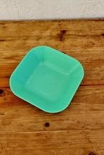Charger l&#39;image dans la galerie, Vaisselle de pique nique vintage plastique camping années 70 les kitscheries brocante en ligne
