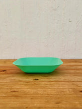 Charger l&#39;image dans la galerie, Vaisselle de pique nique vintage plastique camping années 70 les kitscheries brocante en ligne
