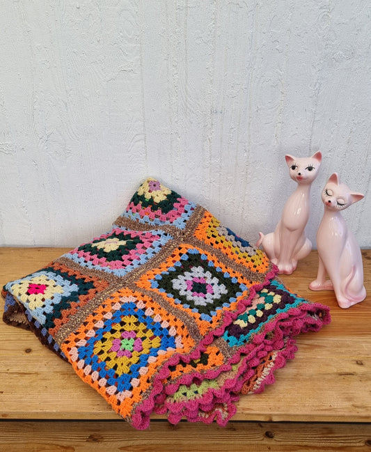 Plaid vintage multicolore au crochet motif granny