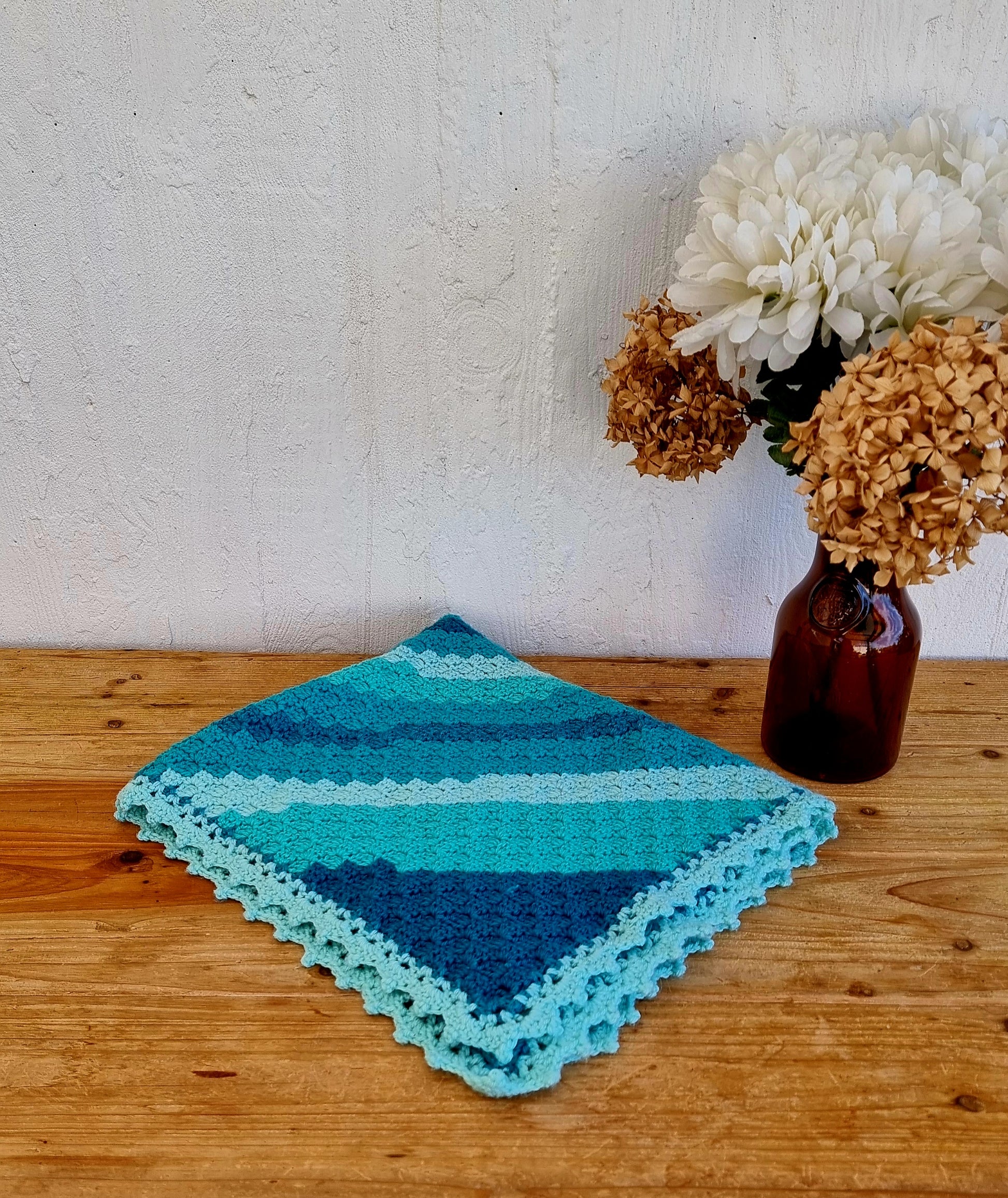 Plaid enfant vintage au crochet turquoise et bleu