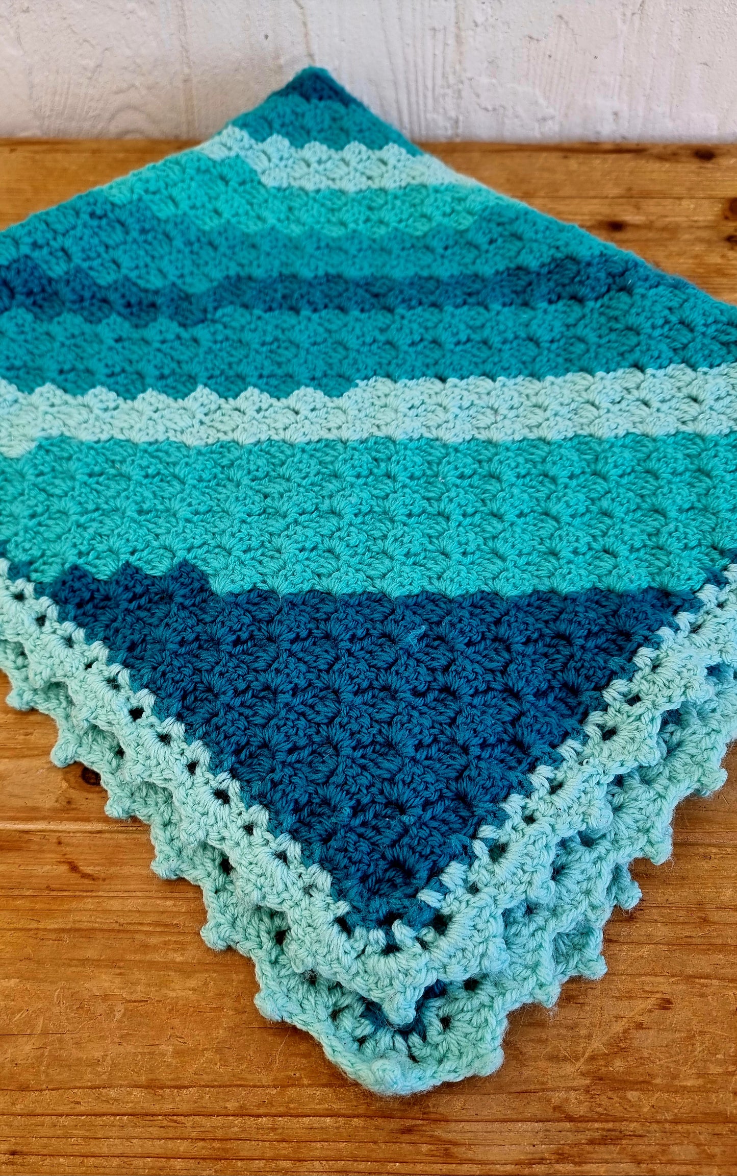 Plaid enfant vintage au crochet turquoise et bleu