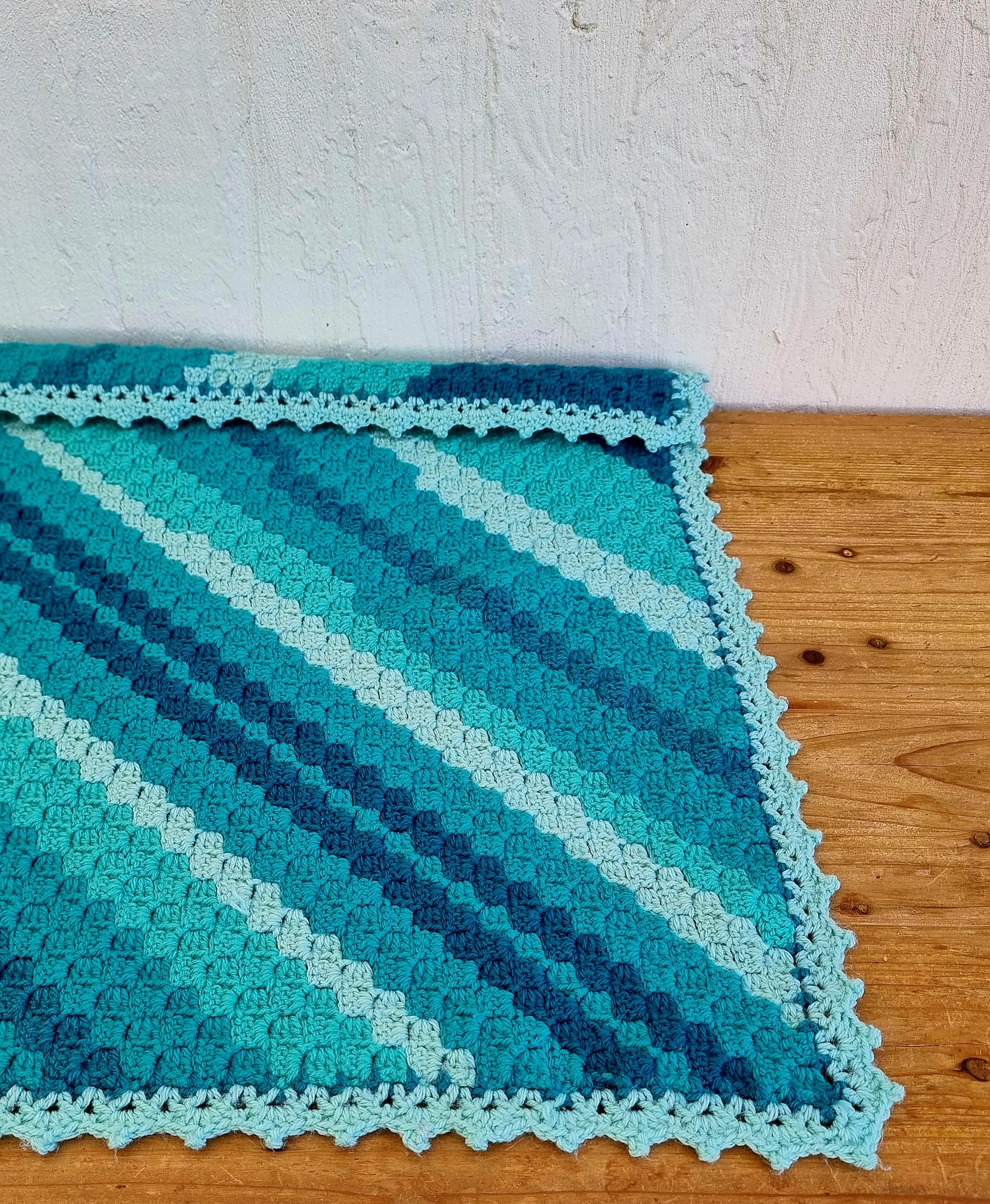 Plaid enfant vintage au crochet turquoise et bleu