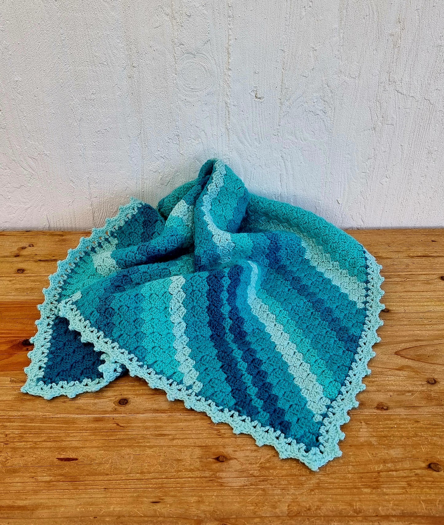 Plaid enfant vintage au crochet turquoise et bleu