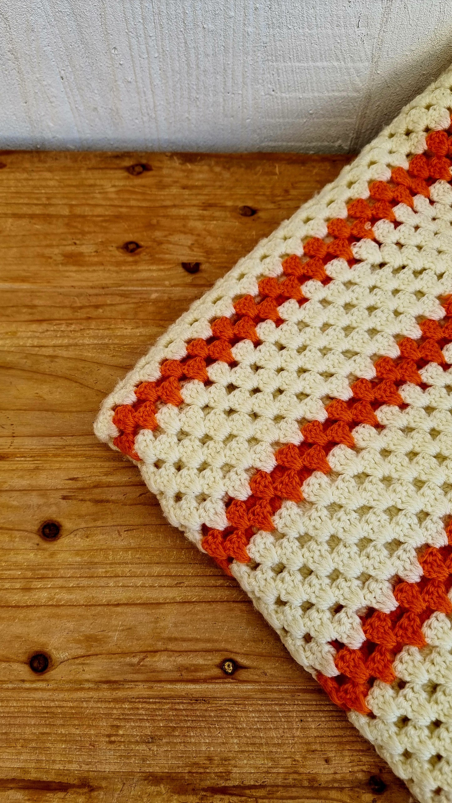Plaid granny au crochet vintage orange et beige en laine