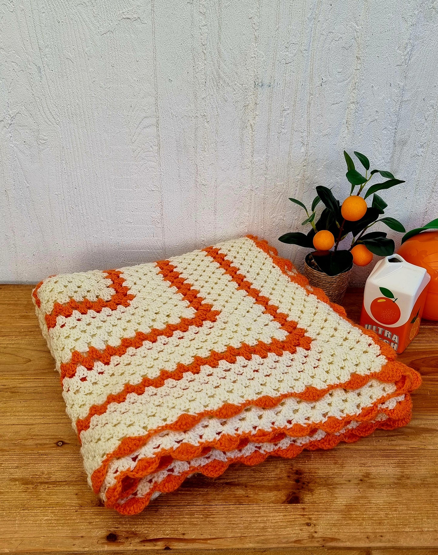 Plaid granny au crochet vintage orange et beige en laine