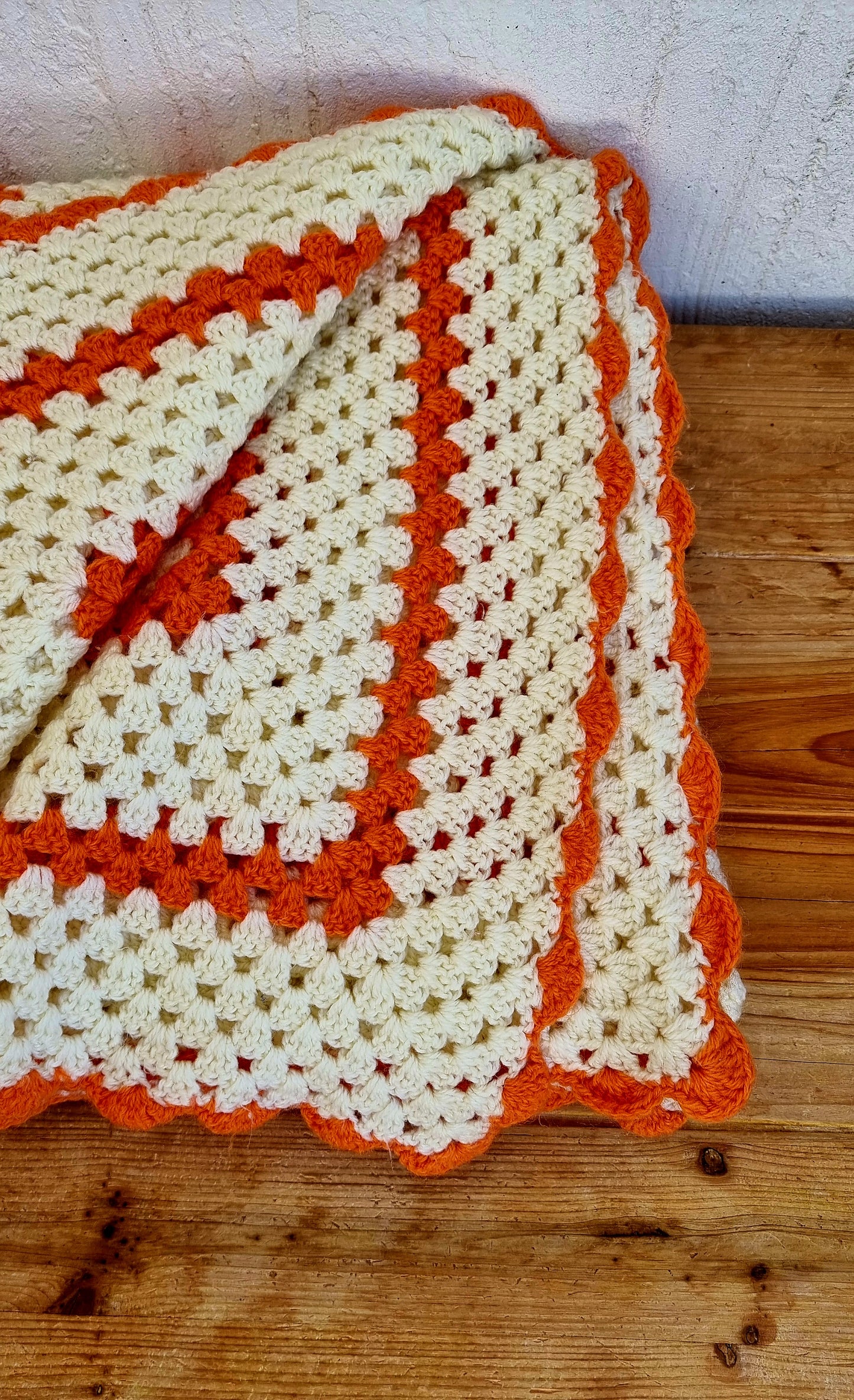 Plaid granny au crochet vintage orange et beige en laine