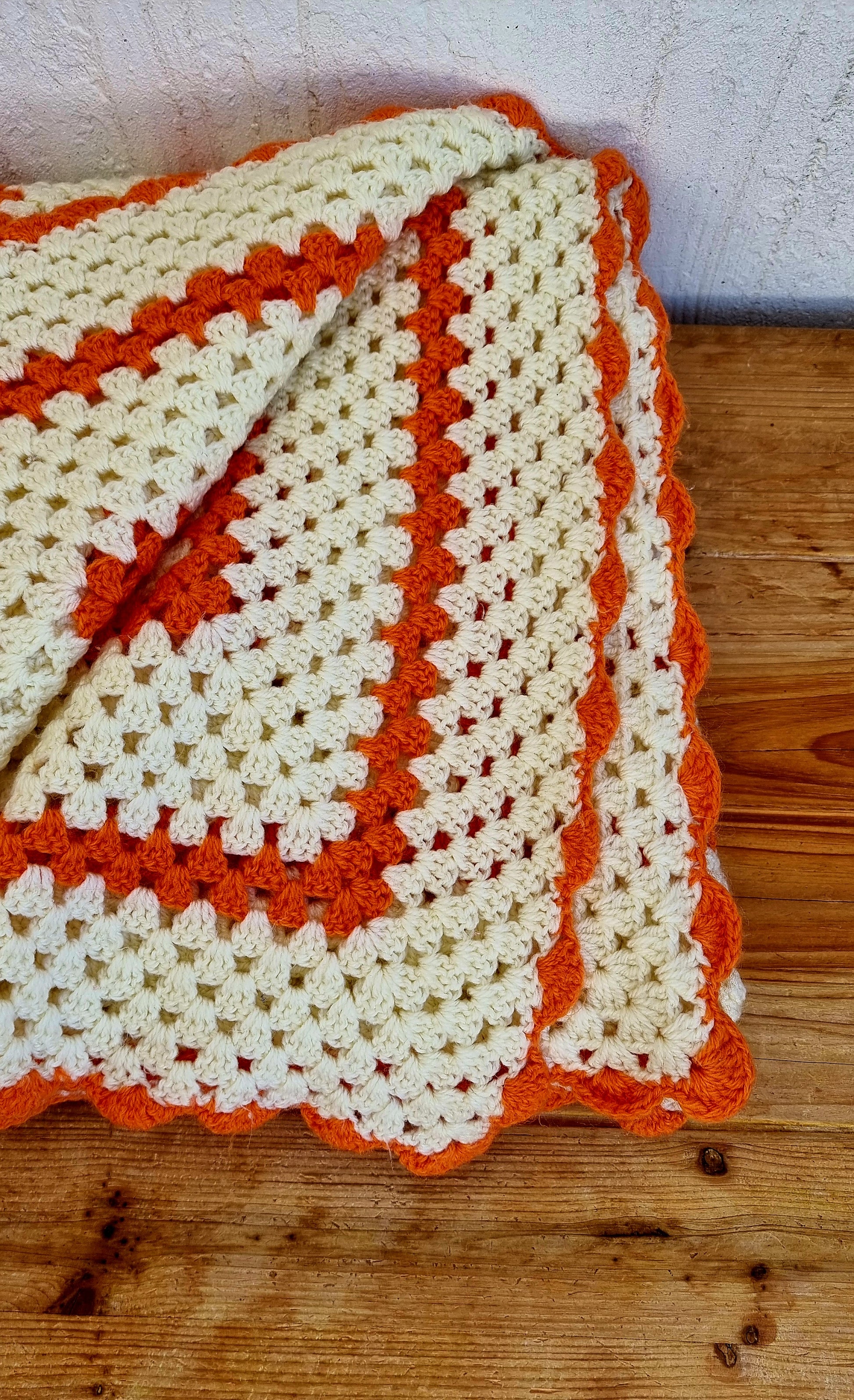 Plaid granny au crochet vintage orange et beige en laine
