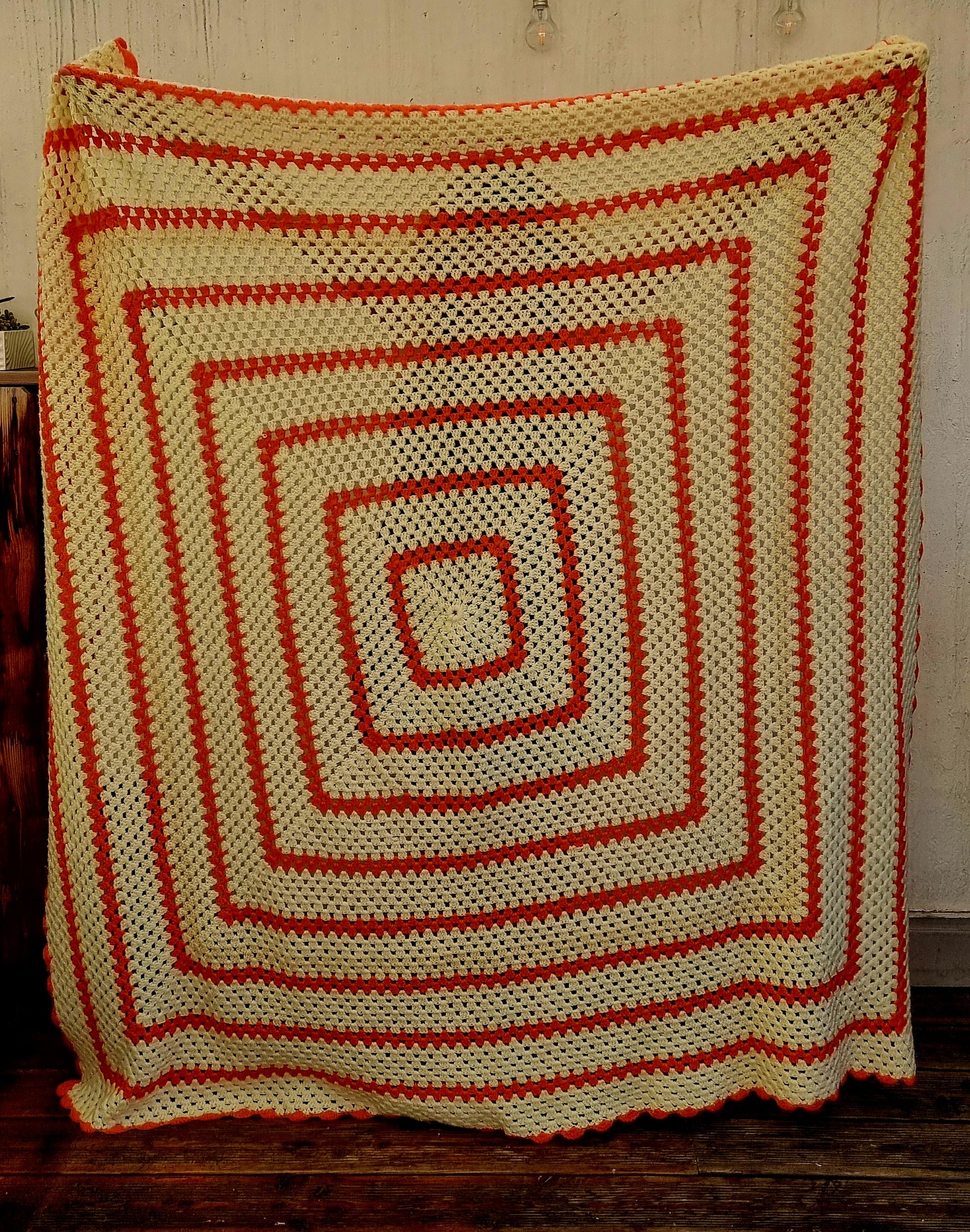 Plaid granny au crochet vintage orange et beige en laine