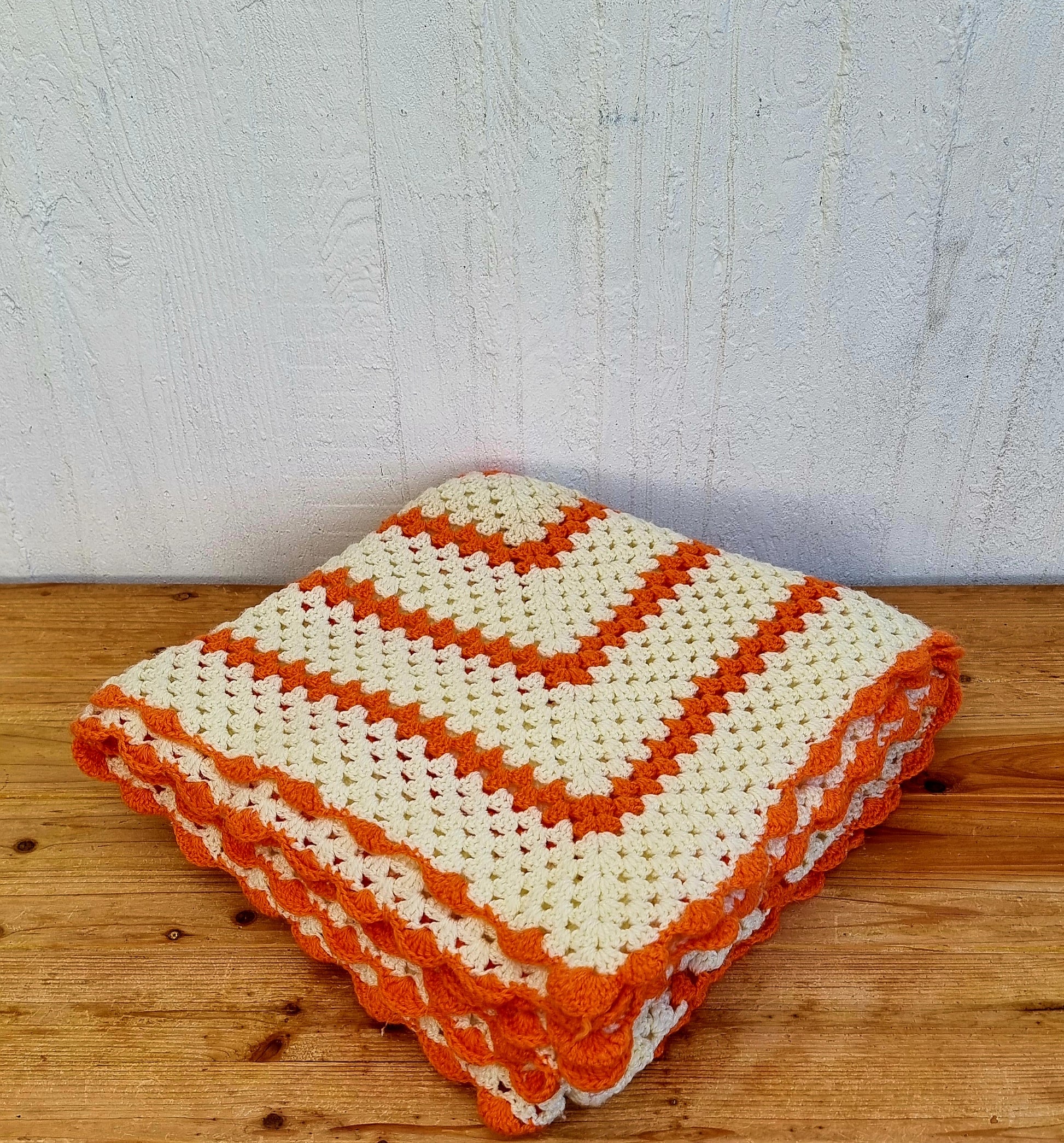 Plaid granny au crochet vintage orange et beige en laine