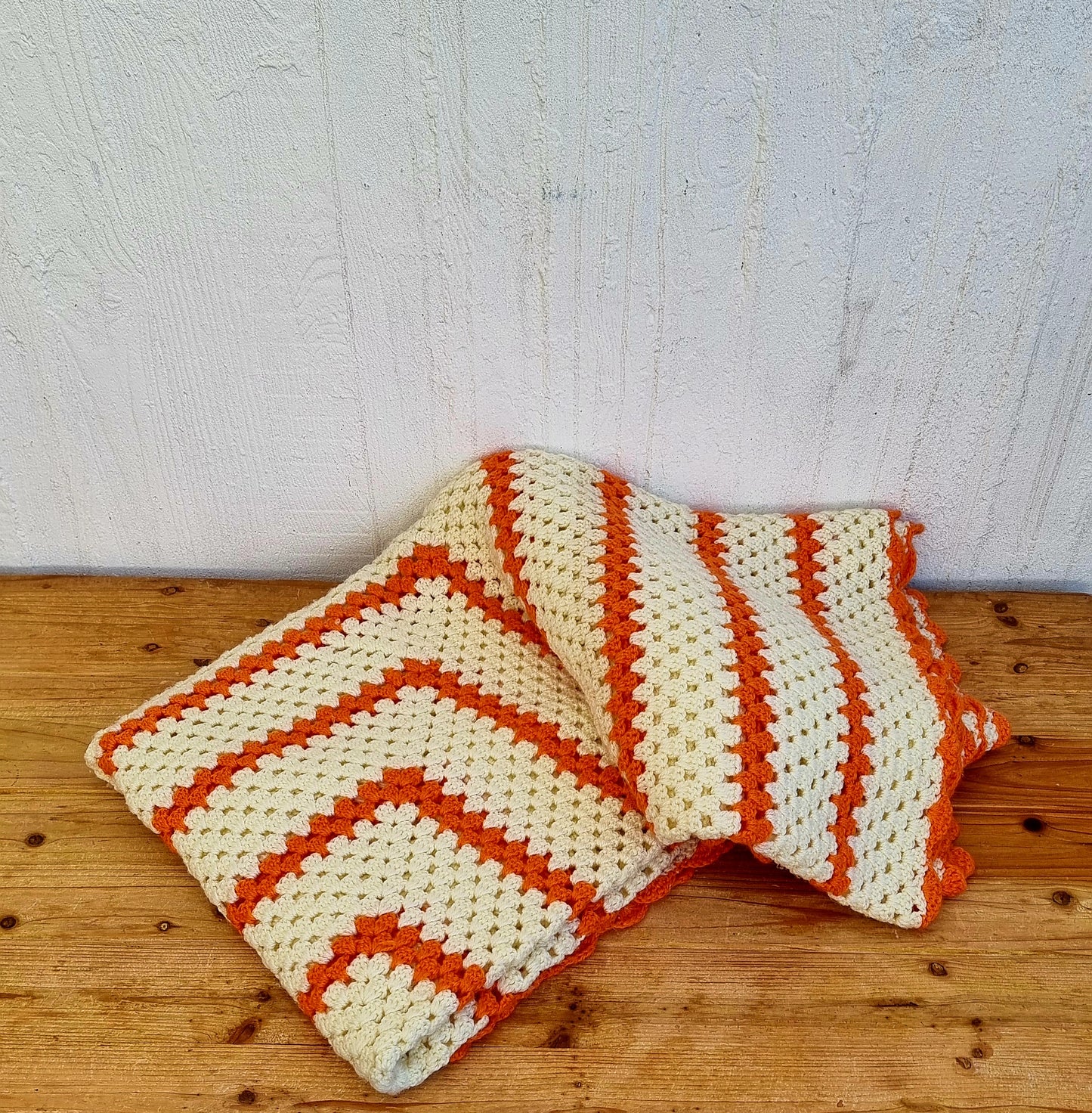 Plaid granny au crochet vintage orange et beige en laine