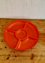 Charger l&#39;image dans la galerie, Plateau apéritif en plastique orange vintage les kitscheries brocante en ligne
