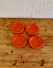Charger l&#39;image dans la galerie, Plateau apéritif en plastique orange vintage les kitscheries brocante en ligne
