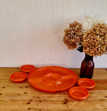 Charger l&#39;image dans la galerie, Plateau apéritif en plastique orange vintage les kitscheries brocante en ligne
