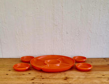 Charger l&#39;image dans la galerie, Plateau apéritif en plastique orange vintage les kitscheries brocante en ligne
