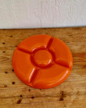 Charger l&#39;image dans la galerie, Plateau apéritif en plastique orange vintage les kitscheries brocante en ligne

